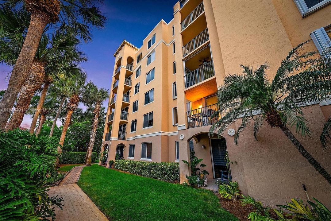 На продажу: $300,000 (2 спален, 2 ванн, 872 Квадратных фут)