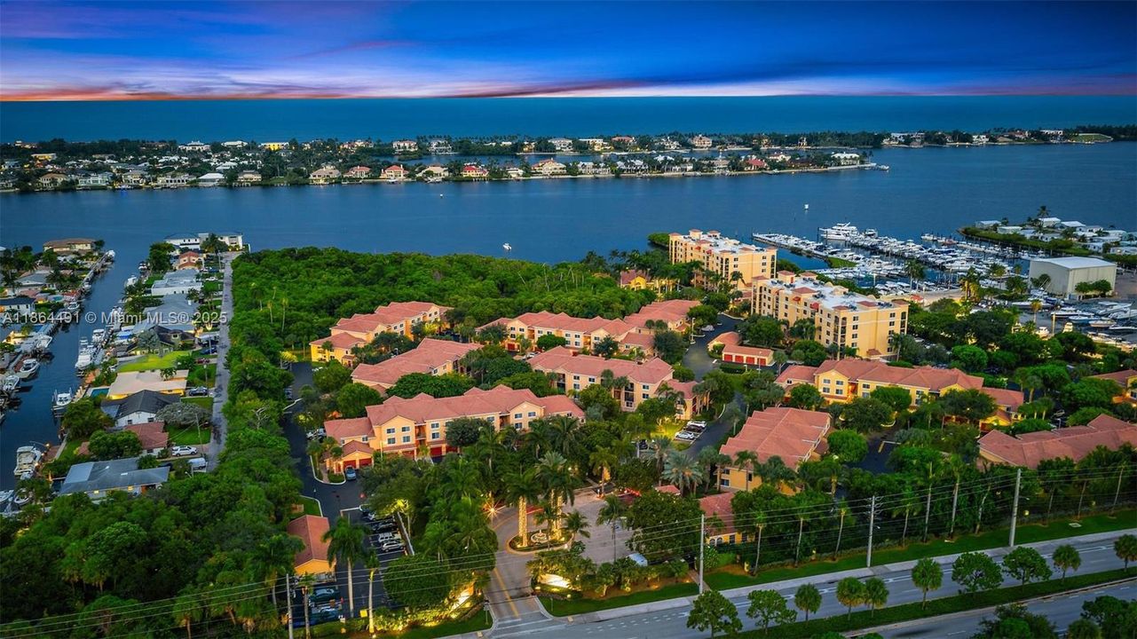 На продажу: $300,000 (2 спален, 2 ванн, 872 Квадратных фут)