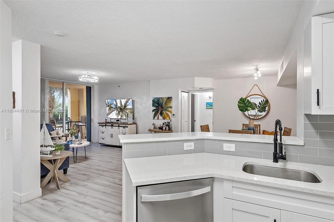 На продажу: $300,000 (2 спален, 2 ванн, 872 Квадратных фут)