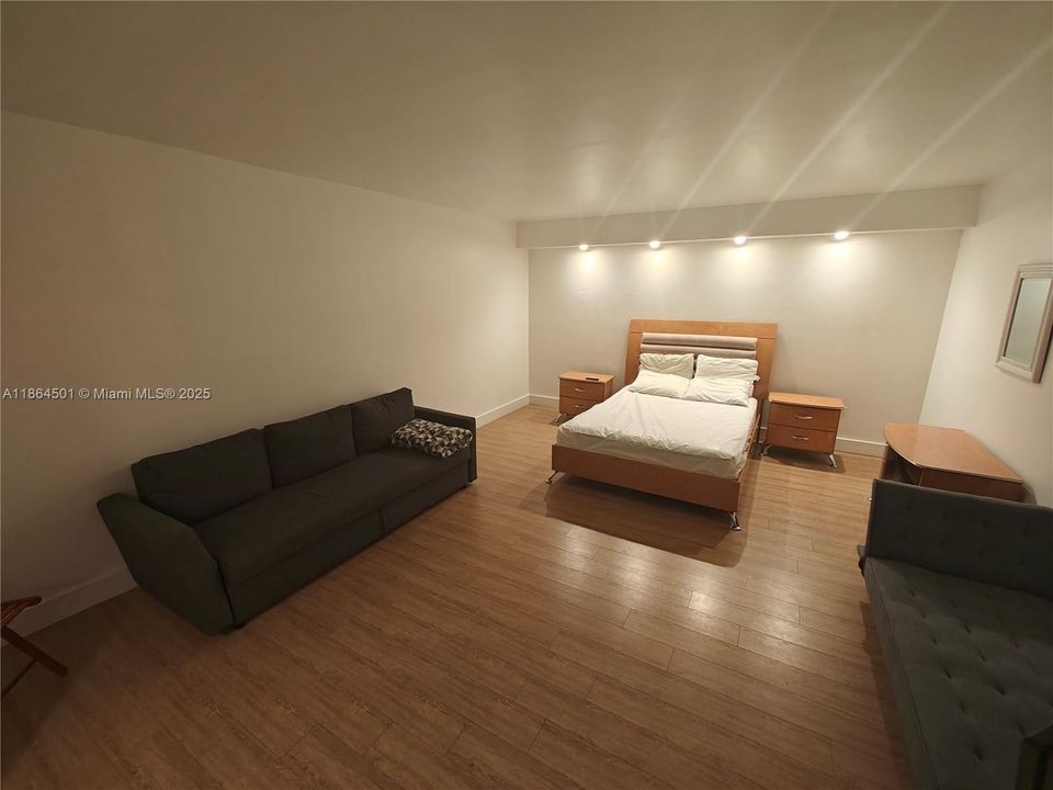 待售: $250,000 (0 贝兹, 1 浴室, 580 平方英尺)