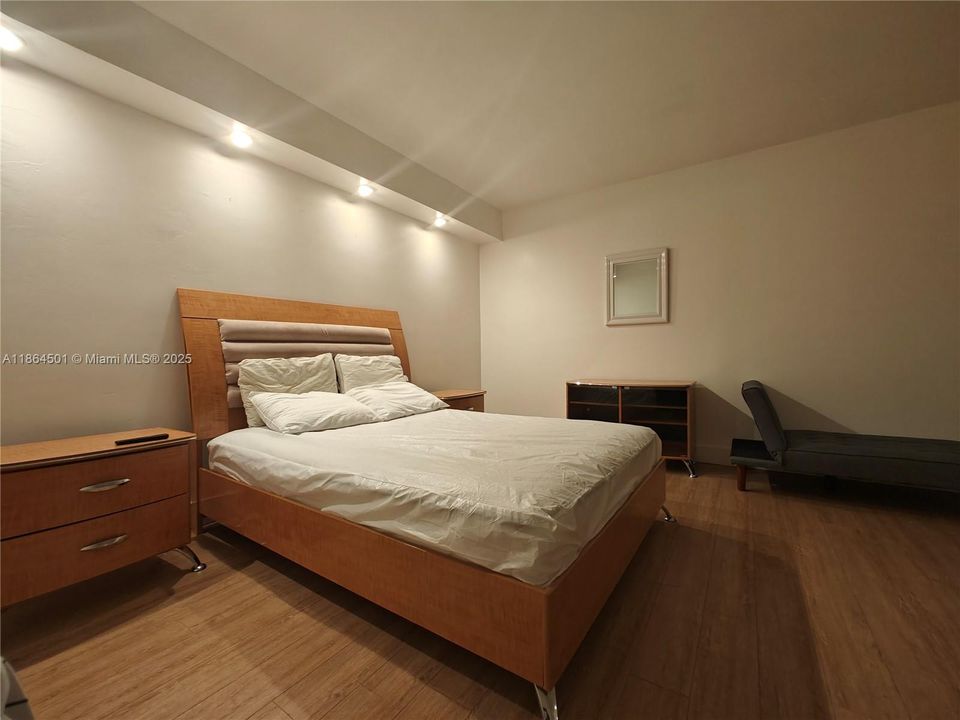 待售: $250,000 (0 贝兹, 1 浴室, 580 平方英尺)