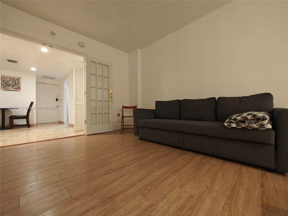 待售: $250,000 (0 贝兹, 1 浴室, 580 平方英尺)