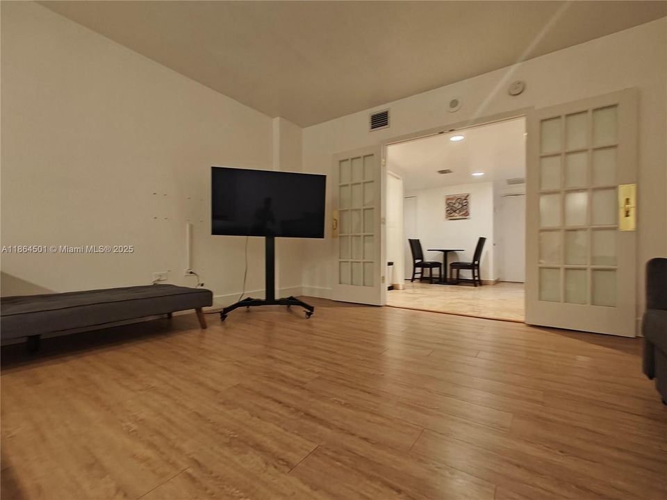 待售: $250,000 (0 贝兹, 1 浴室, 580 平方英尺)