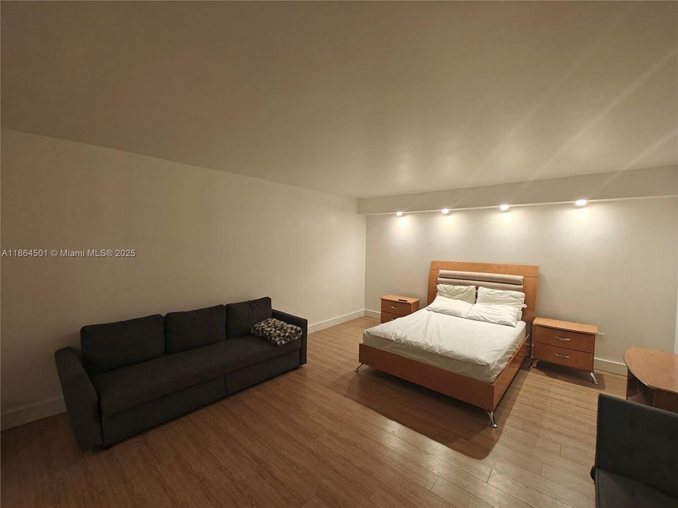 待售: $250,000 (0 贝兹, 1 浴室, 580 平方英尺)