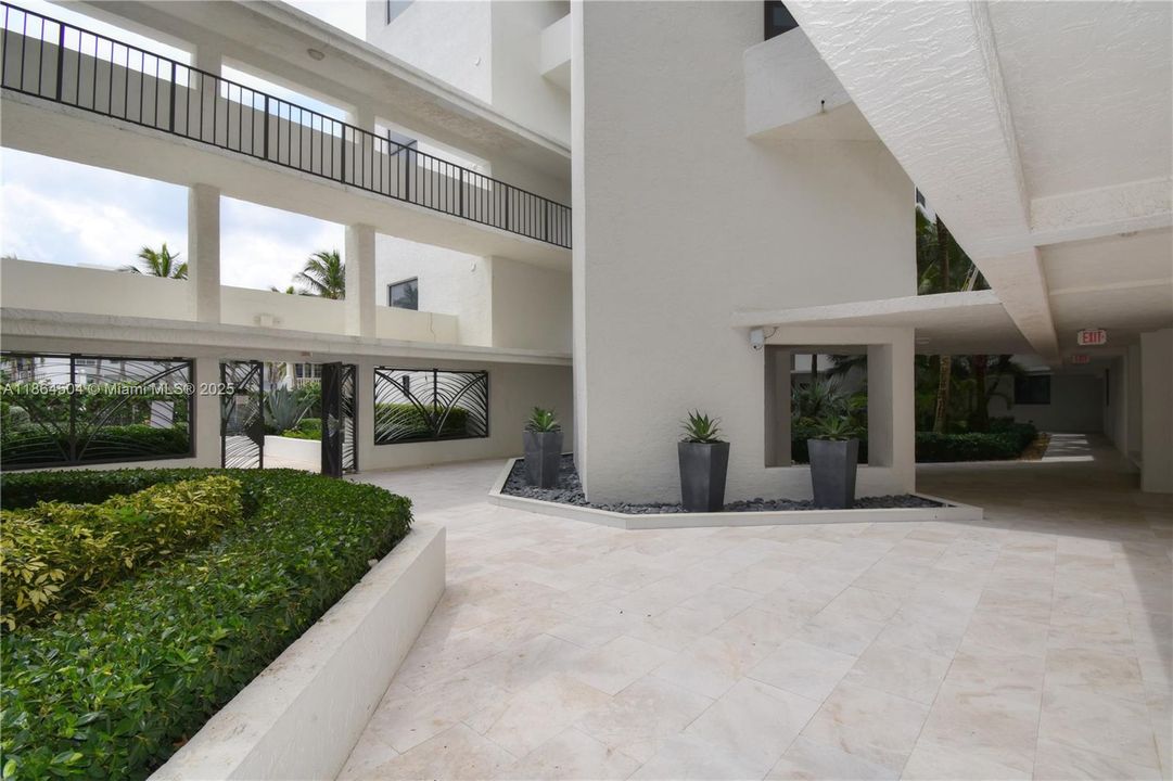 待售: $1,250,000 (2 贝兹, 2 浴室, 2240 平方英尺)