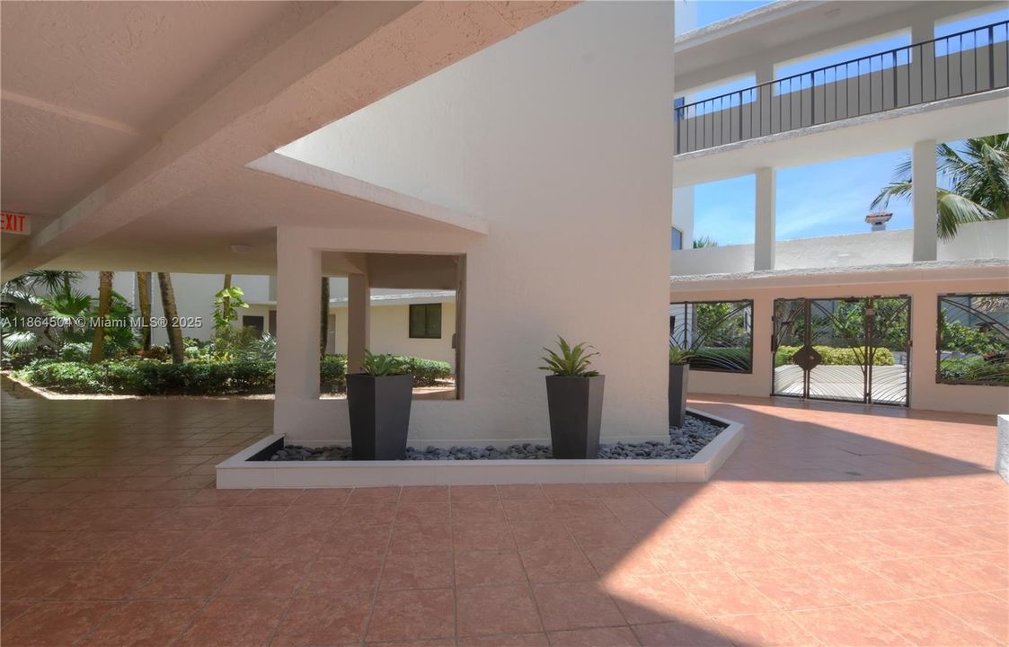 待售: $1,250,000 (2 贝兹, 2 浴室, 2240 平方英尺)