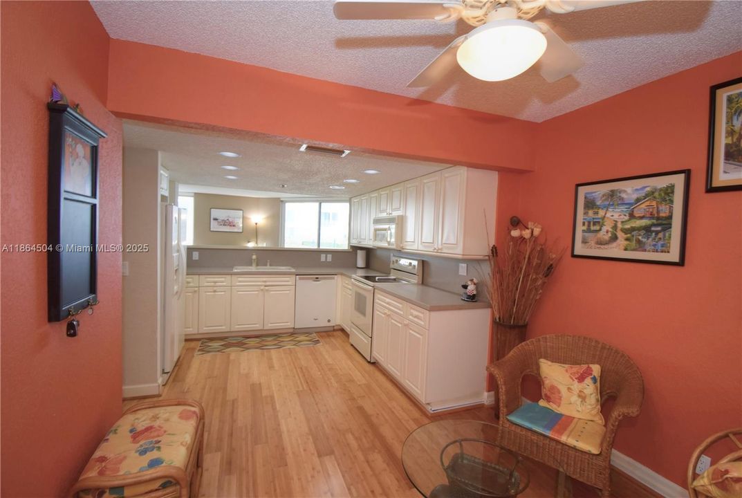 待售: $1,250,000 (2 贝兹, 2 浴室, 2240 平方英尺)