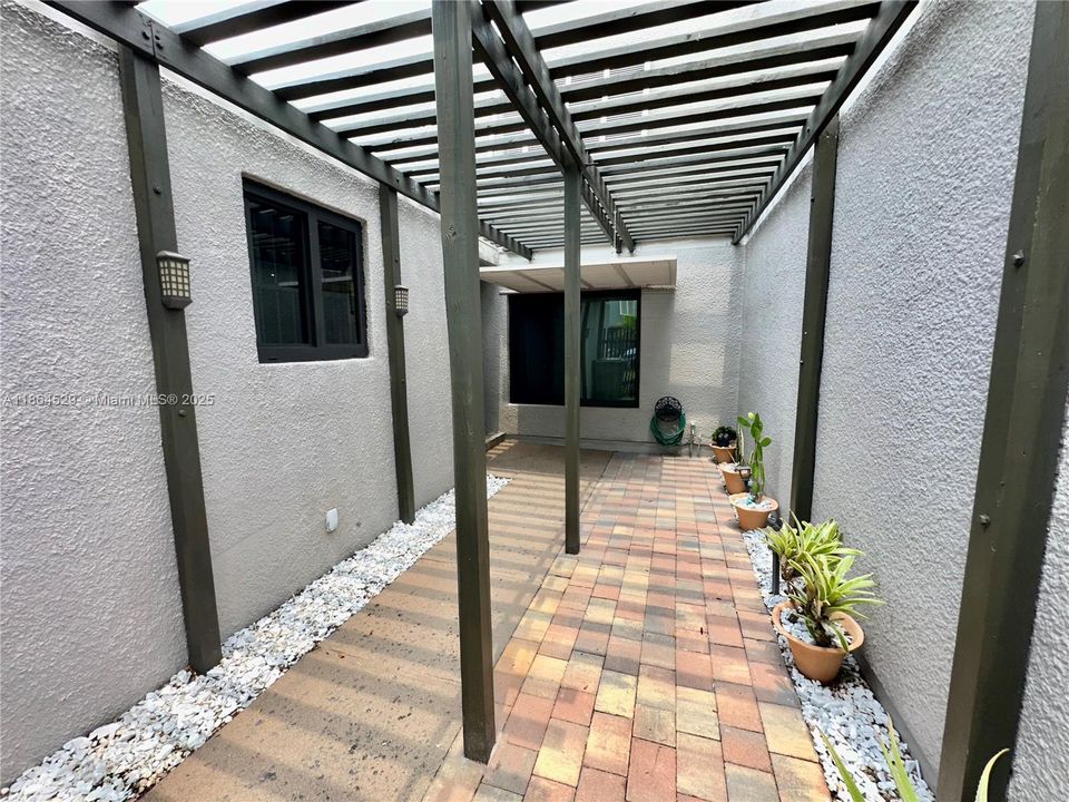 Active With Contract: $514,500 (3 beds, 2 baths, 1712 Square Feet)