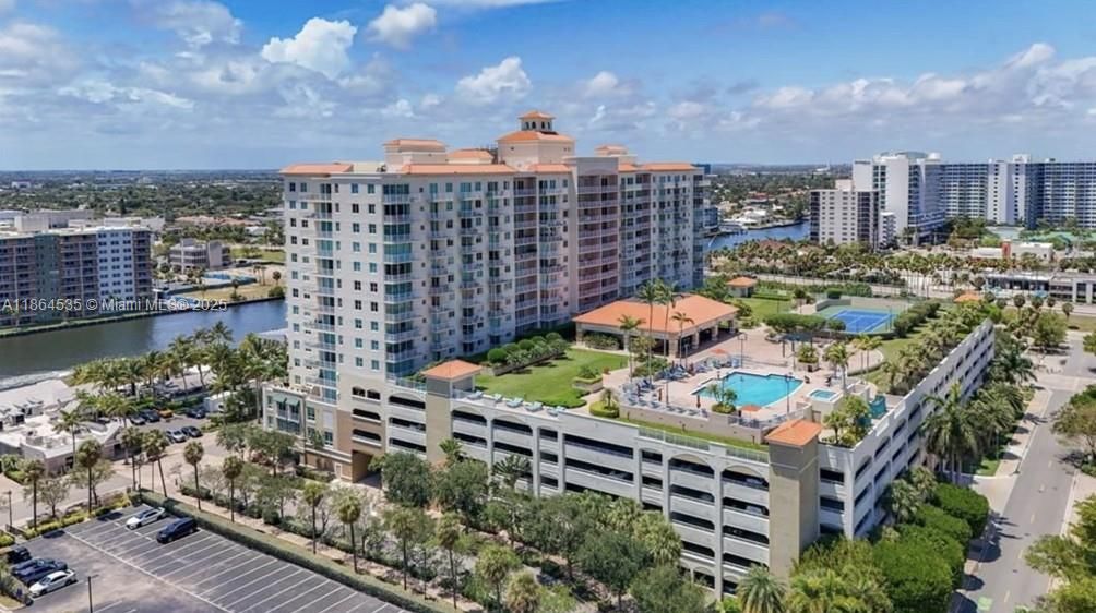 For Sale: $375,000 (1 beds, 1 baths, 720 Square Feet)