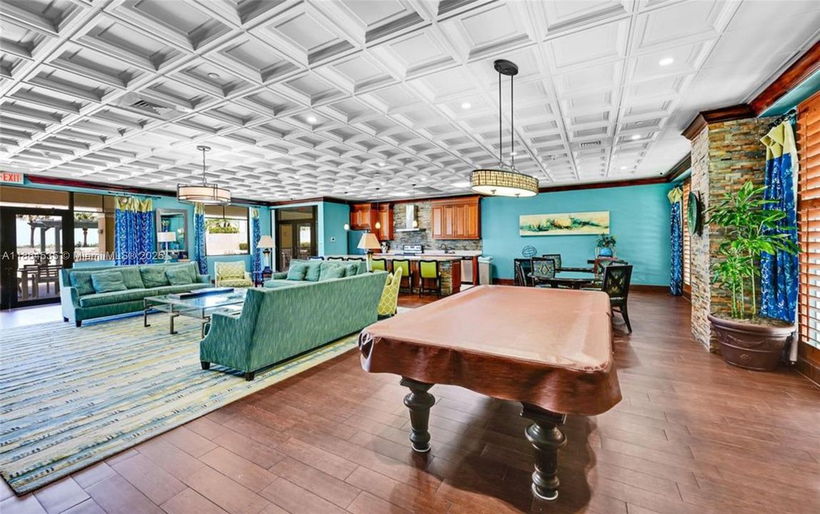 For Sale: $375,000 (1 beds, 1 baths, 720 Square Feet)