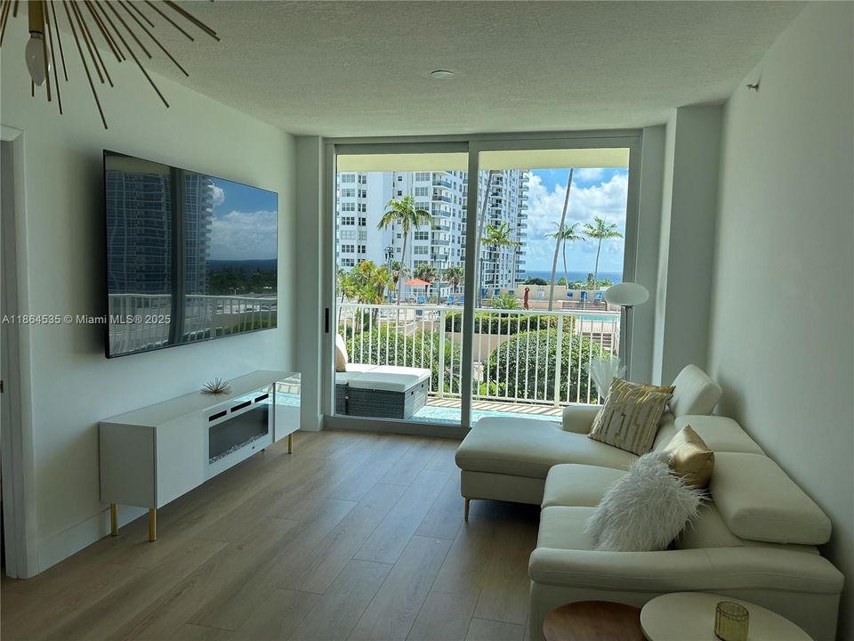 For Sale: $375,000 (1 beds, 1 baths, 720 Square Feet)