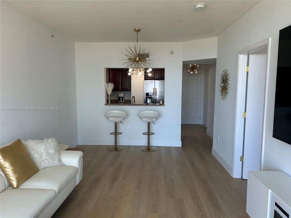 For Sale: $375,000 (1 beds, 1 baths, 720 Square Feet)