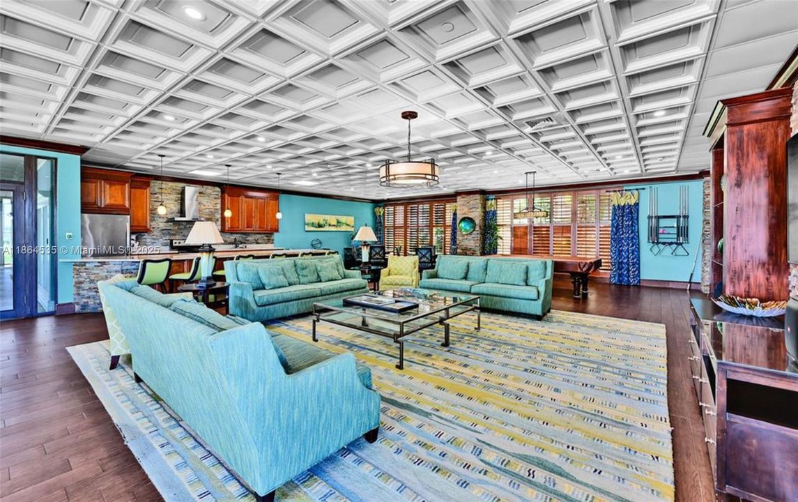 For Sale: $375,000 (1 beds, 1 baths, 720 Square Feet)