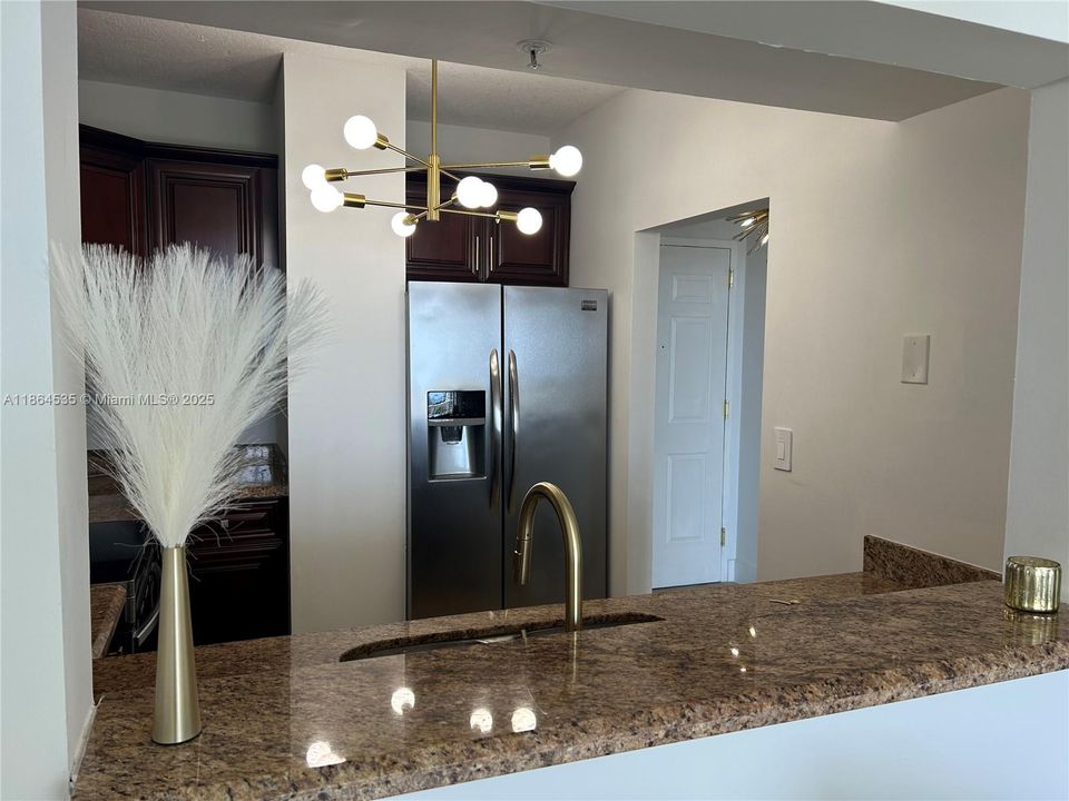 For Sale: $375,000 (1 beds, 1 baths, 720 Square Feet)