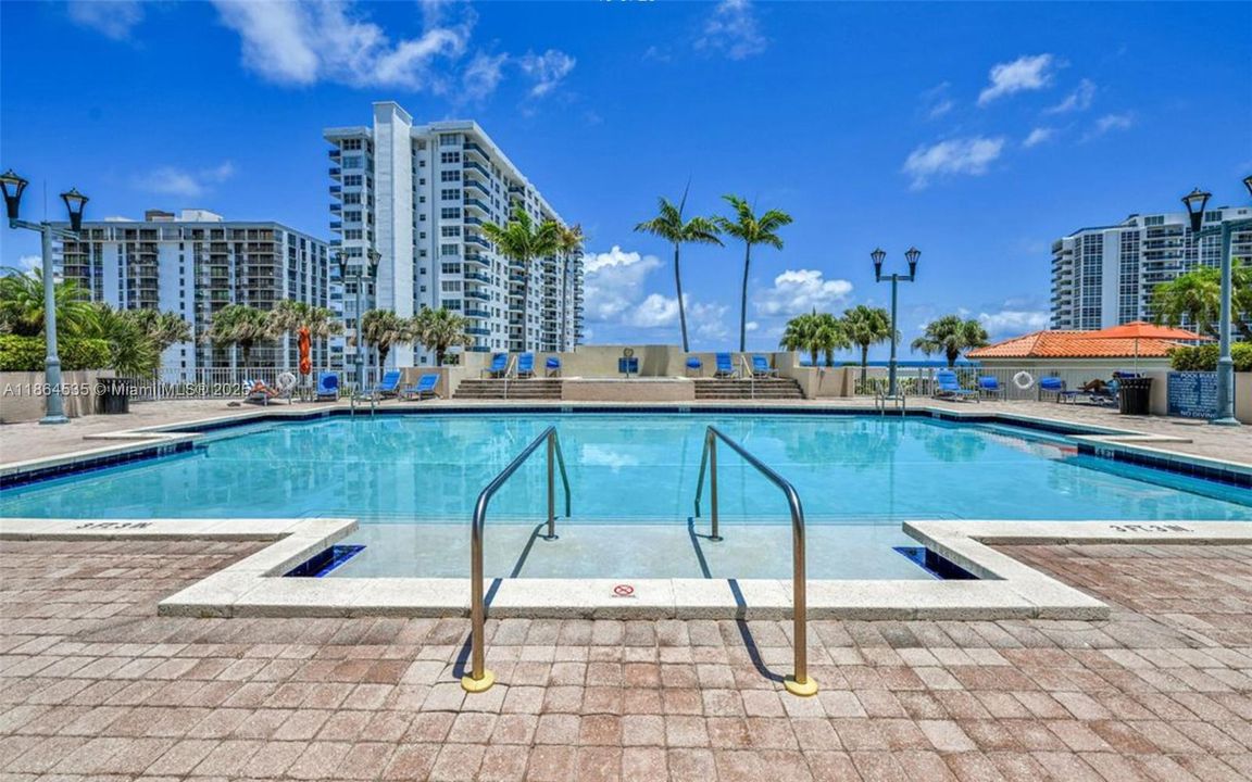 For Sale: $375,000 (1 beds, 1 baths, 720 Square Feet)