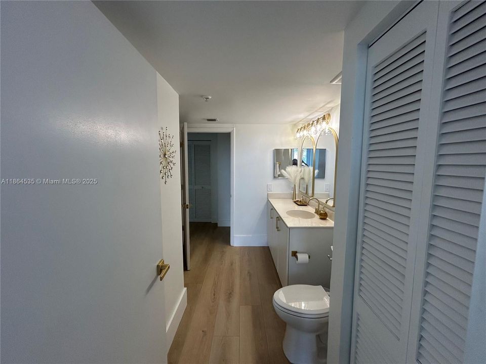 For Sale: $375,000 (1 beds, 1 baths, 720 Square Feet)