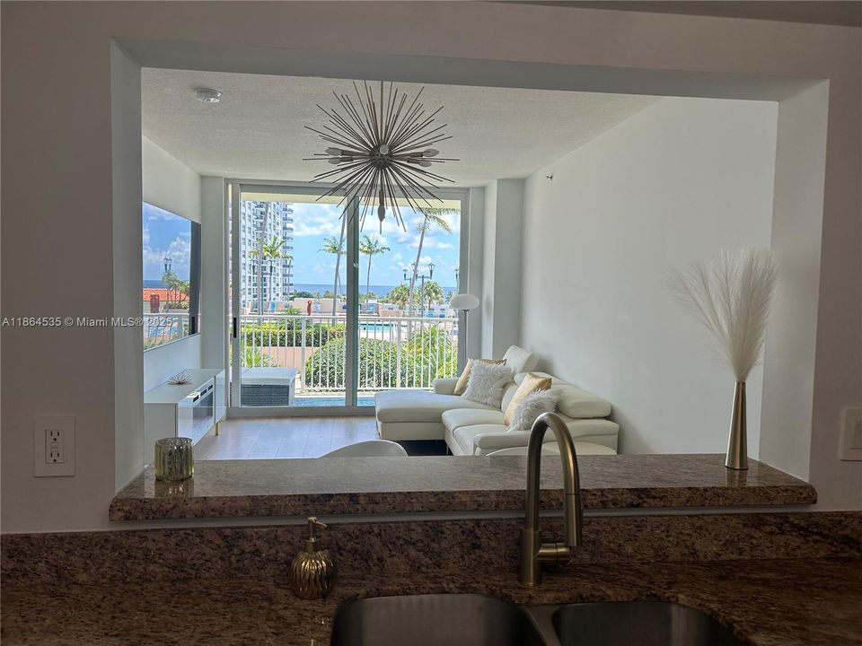 For Sale: $375,000 (1 beds, 1 baths, 720 Square Feet)