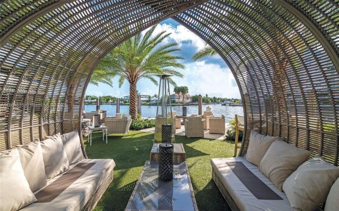 For Sale: $375,000 (1 beds, 1 baths, 720 Square Feet)