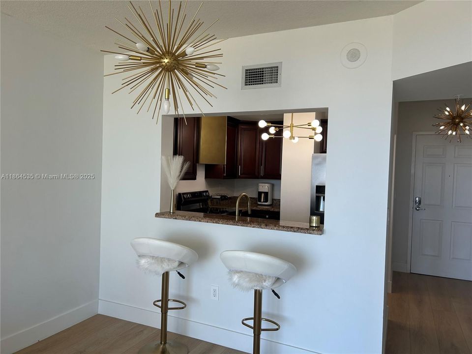 For Sale: $375,000 (1 beds, 1 baths, 720 Square Feet)