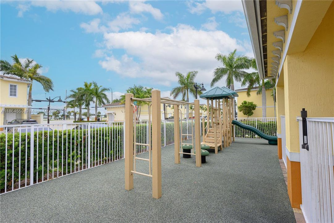 Active With Contract: $2,600 (3 beds, 2 baths, 1496 Square Feet)