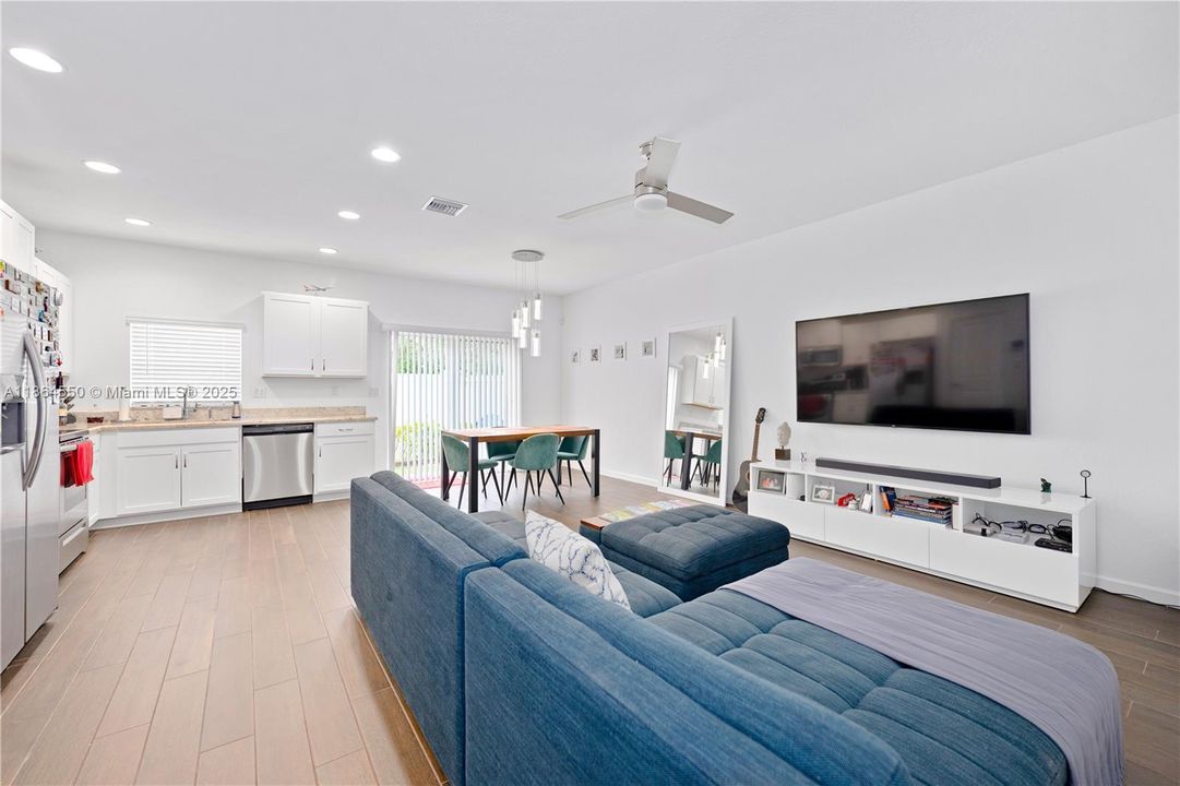 Active With Contract: $2,600 (3 beds, 2 baths, 1496 Square Feet)