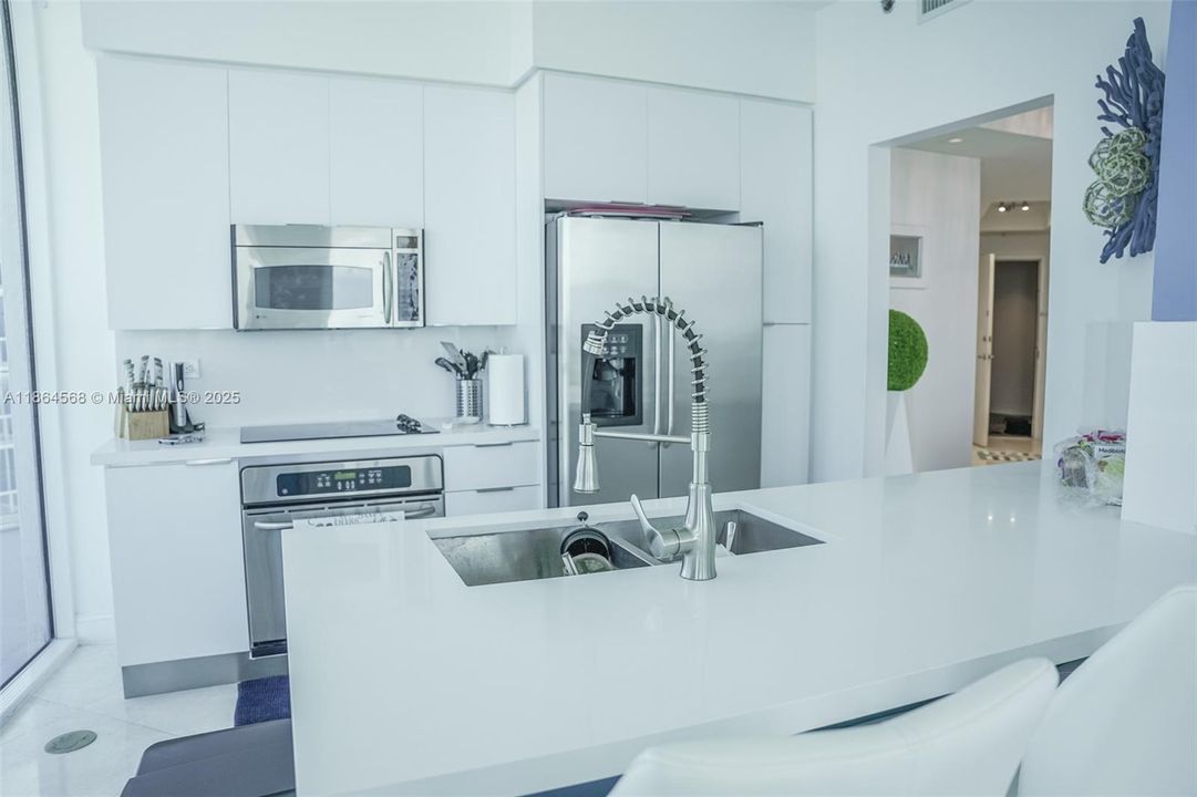 For Sale: $1,625,000 (2 beds, 2 baths, 1128 Square Feet)