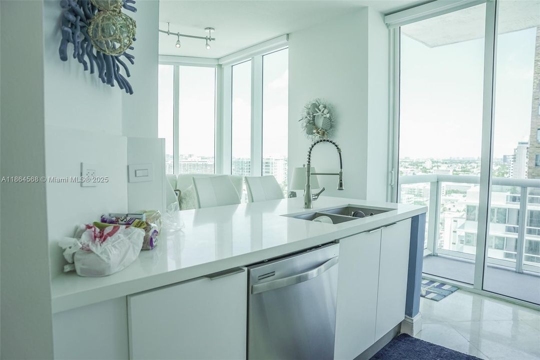 For Sale: $1,625,000 (2 beds, 2 baths, 1128 Square Feet)