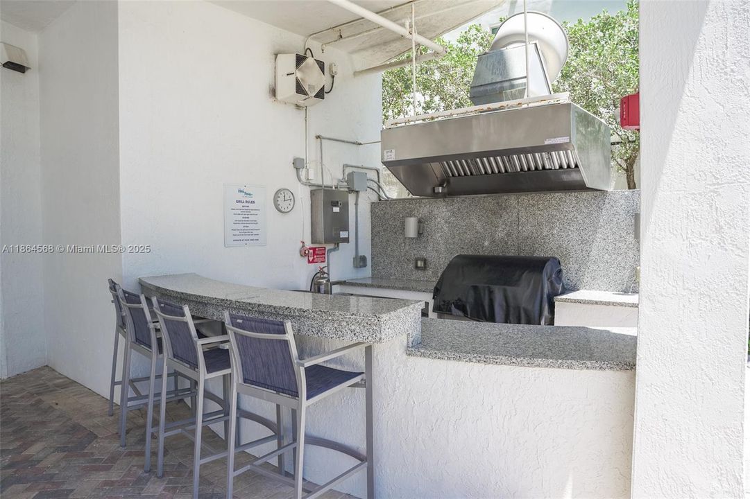 For Sale: $1,625,000 (2 beds, 2 baths, 1128 Square Feet)