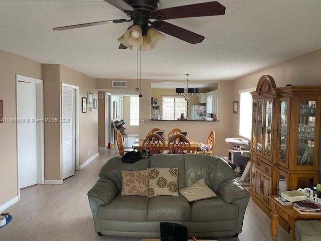 待售: $284,900 (2 贝兹, 2 浴室, 1220 平方英尺)