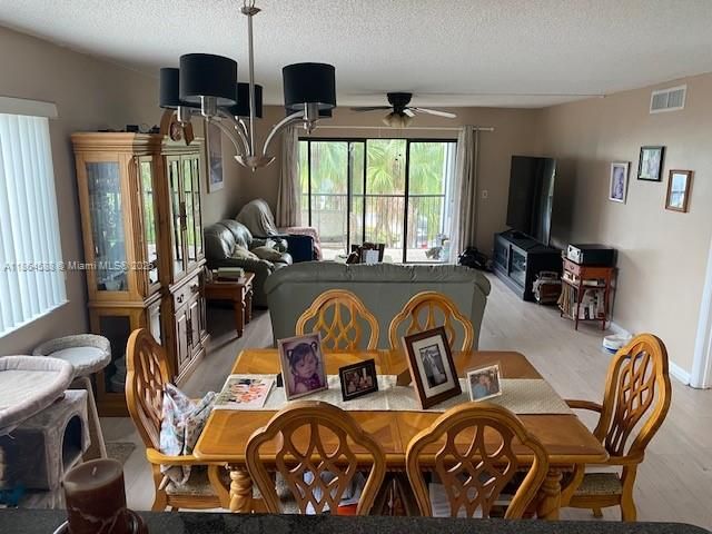 待售: $284,900 (2 贝兹, 2 浴室, 1220 平方英尺)