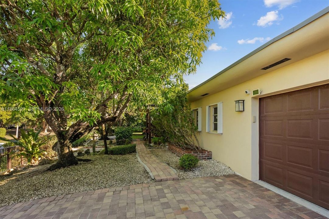 En Venta: $950,000 (4 camas, 3 baños, 1977 Pies cuadrados)