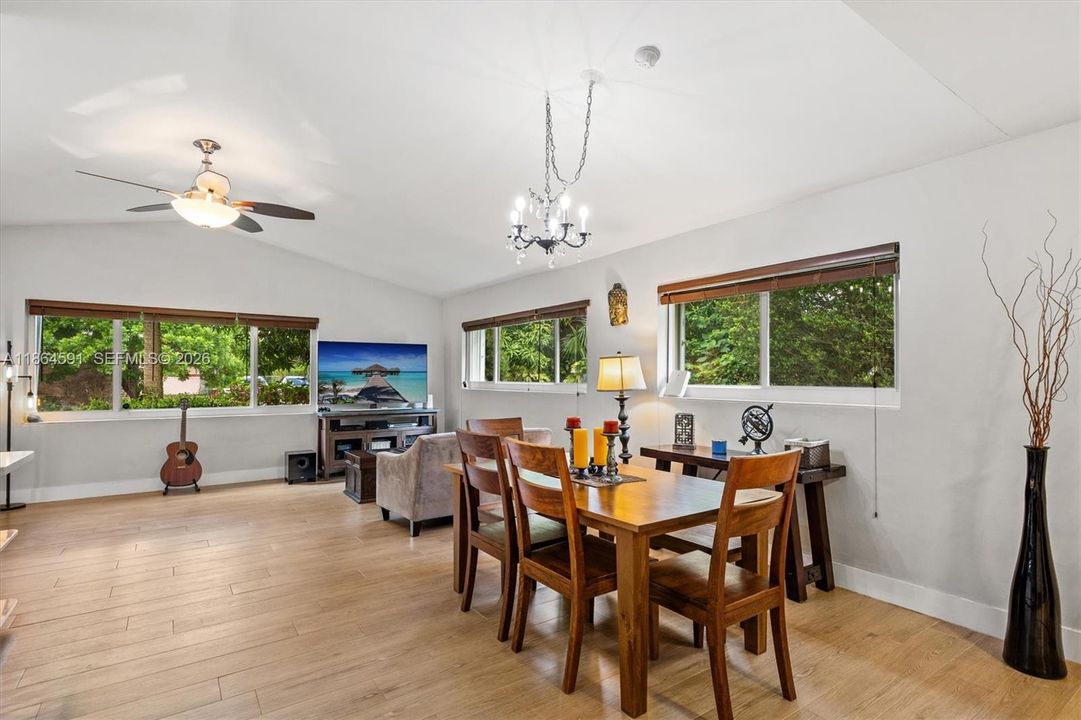En Venta: $950,000 (4 camas, 3 baños, 1977 Pies cuadrados)