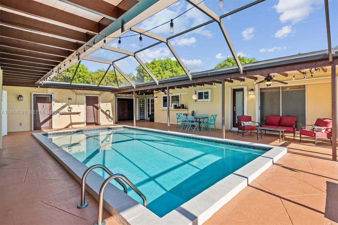 En Venta: $950,000 (4 camas, 3 baños, 1977 Pies cuadrados)