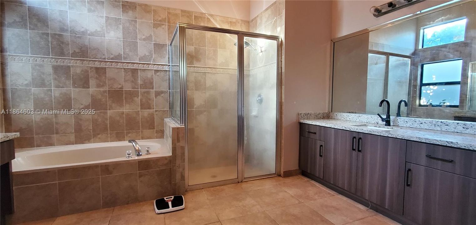 Main bedroom's bathroom