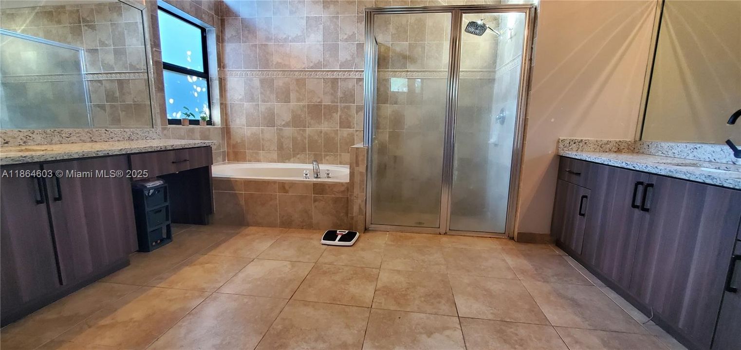 Main bedroom's bathroom