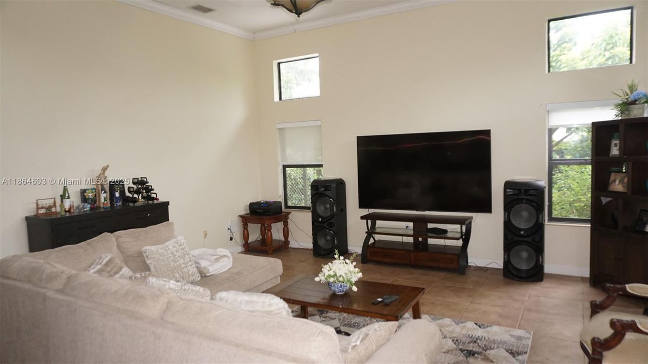 En Venta: $1,235,000 (5 camas, 4 baños, 3384 Pies cuadrados)