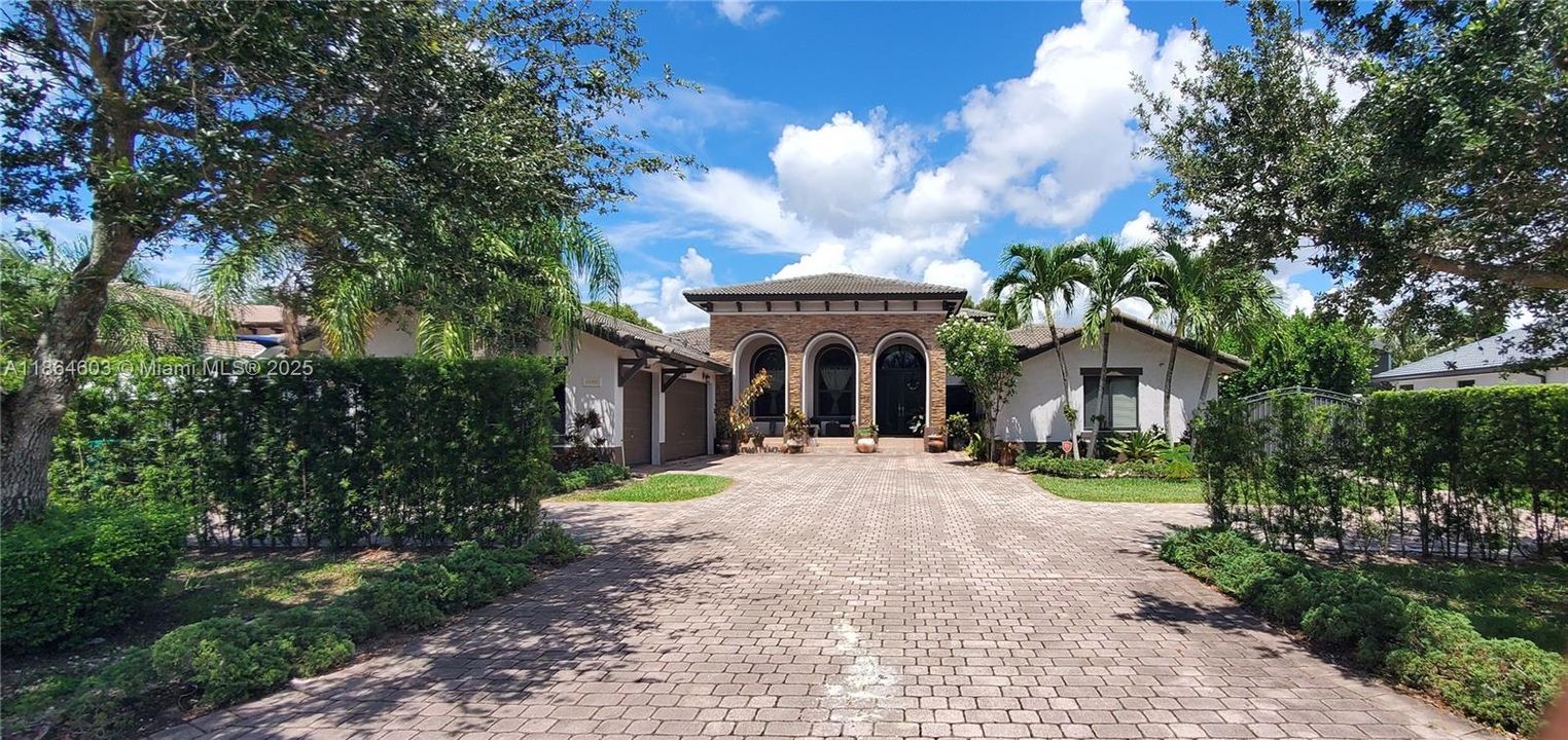 En Venta: $1,235,000 (5 camas, 4 baños, 3384 Pies cuadrados)