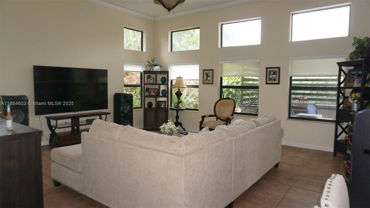 En Venta: $1,235,000 (5 camas, 4 baños, 3384 Pies cuadrados)