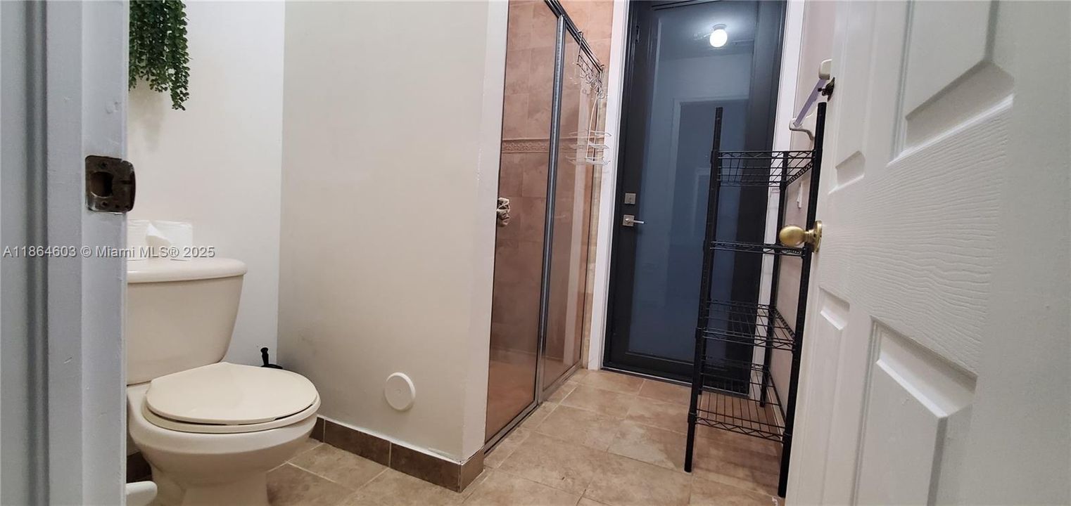 Bathroom #4 shared by room 4 and 5