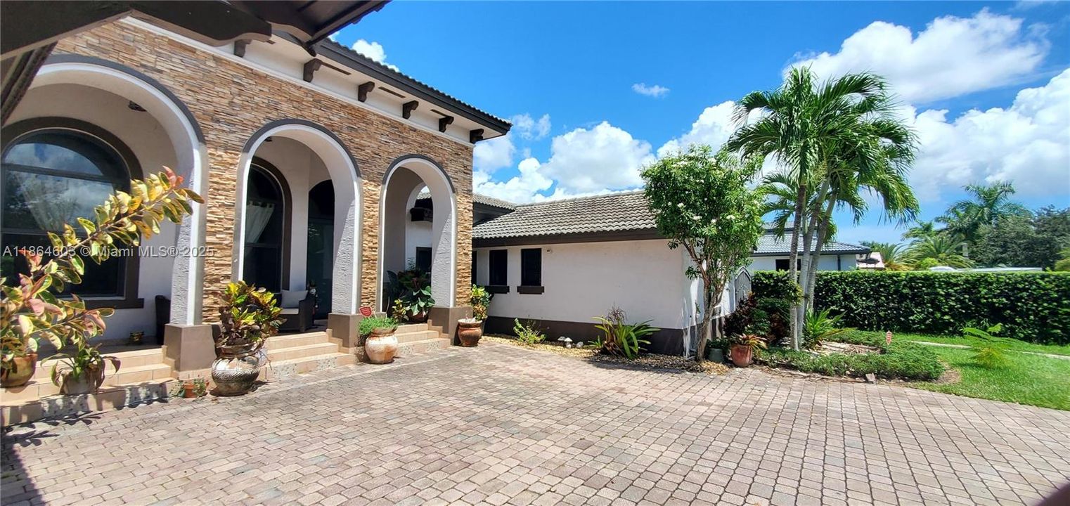 En Venta: $1,235,000 (5 camas, 4 baños, 3384 Pies cuadrados)