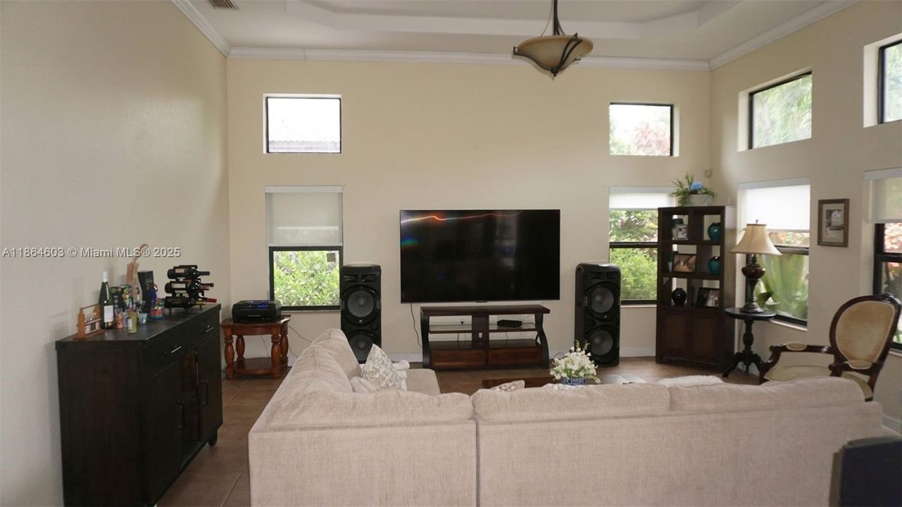 En Venta: $1,235,000 (5 camas, 4 baños, 3384 Pies cuadrados)