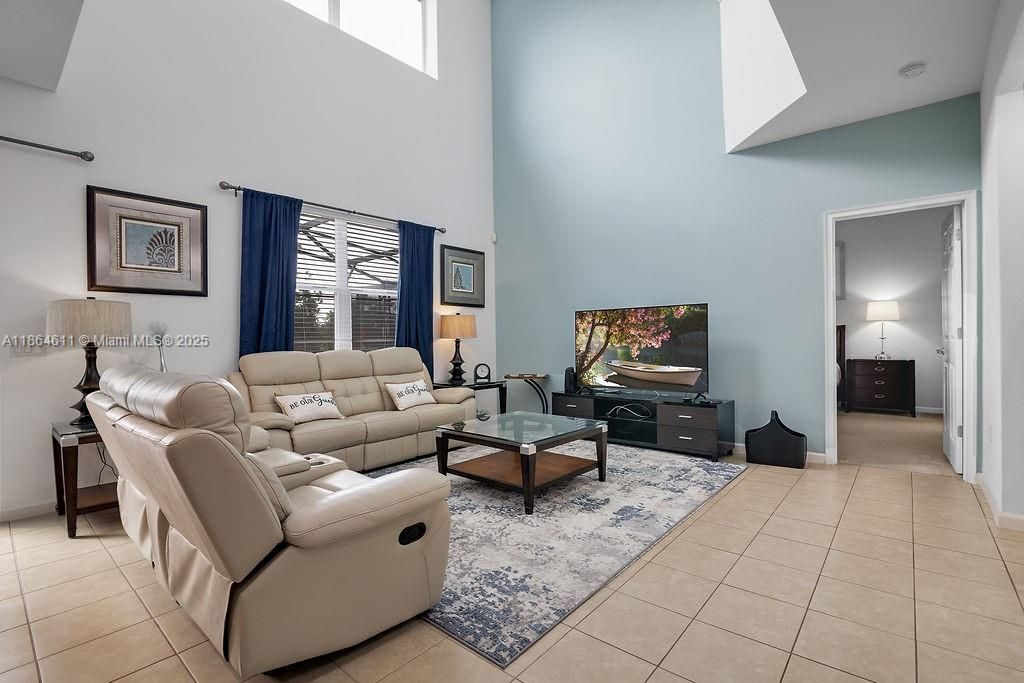 На продажу: $595,900 (6 спален, 5 ванн, 0 Квадратных фут)