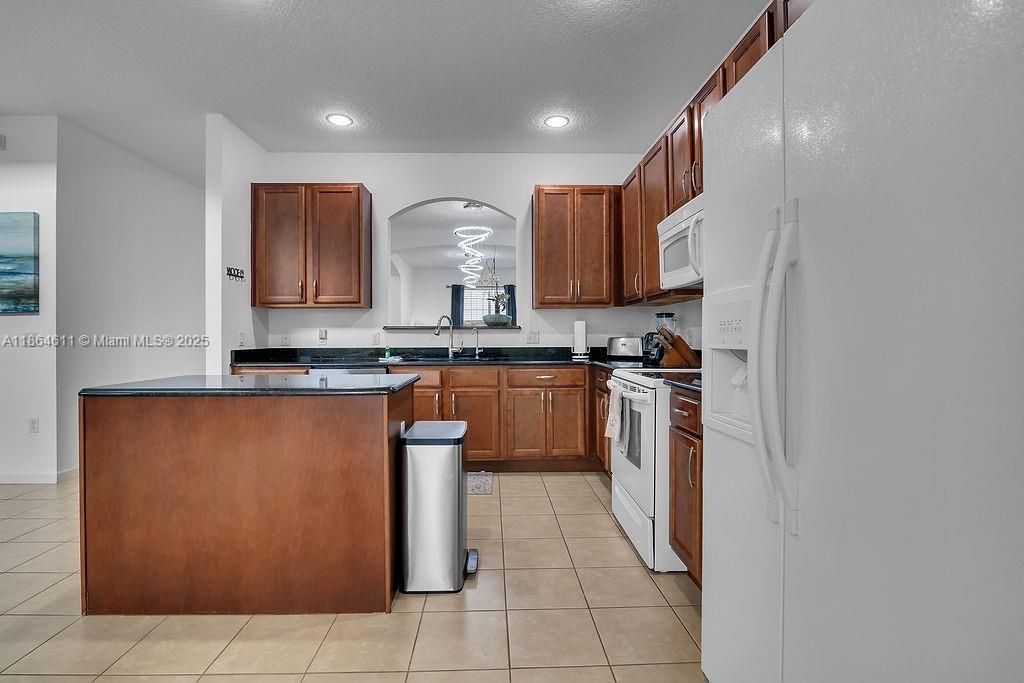 На продажу: $595,900 (6 спален, 5 ванн, 0 Квадратных фут)