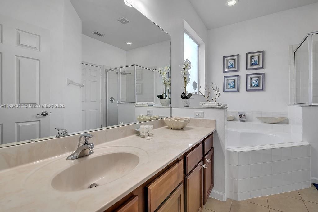 На продажу: $595,900 (6 спален, 5 ванн, 0 Квадратных фут)