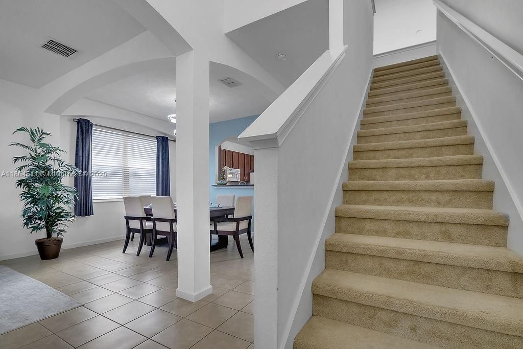 На продажу: $595,900 (6 спален, 5 ванн, 0 Квадратных фут)