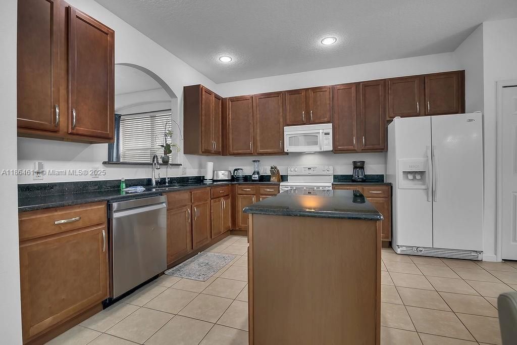 На продажу: $595,900 (6 спален, 5 ванн, 0 Квадратных фут)