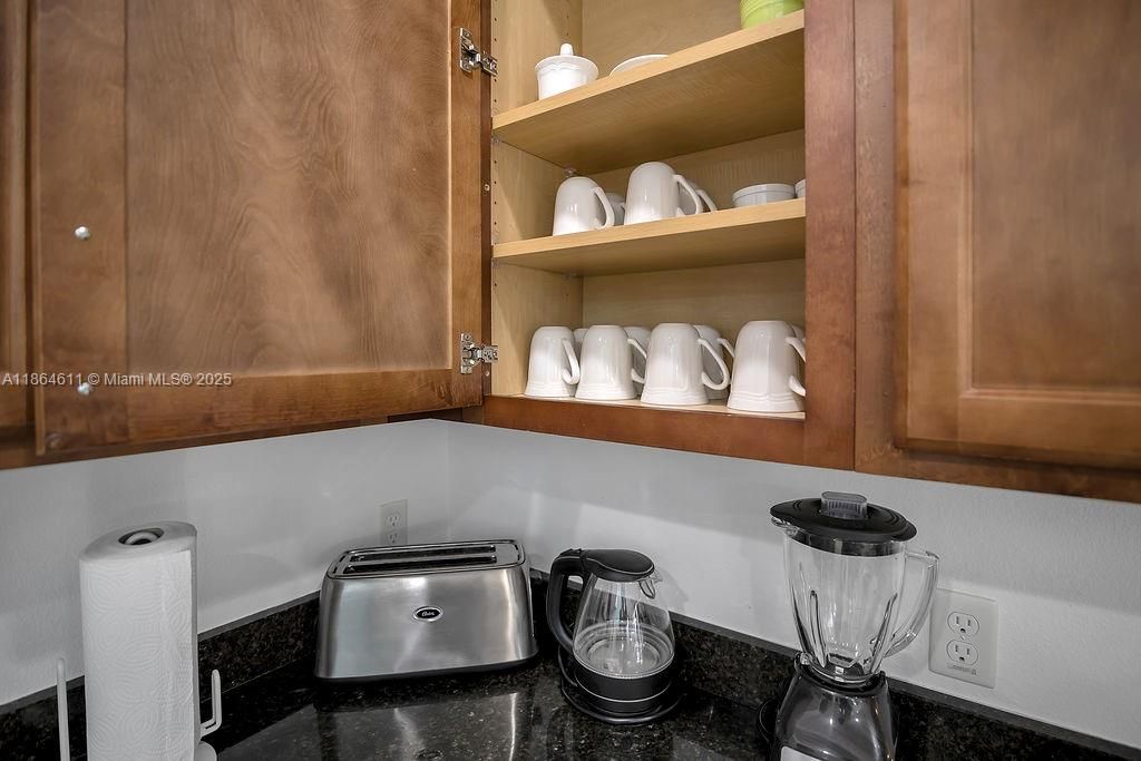 На продажу: $595,900 (6 спален, 5 ванн, 0 Квадратных фут)