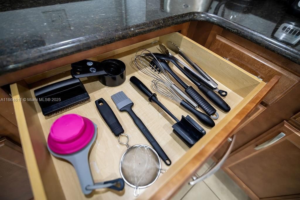 На продажу: $595,900 (6 спален, 5 ванн, 0 Квадратных фут)