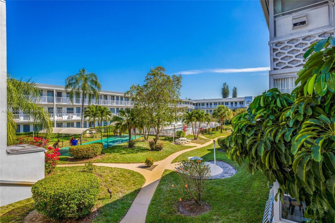 For Sale: $119,000 (2 beds, 1 baths, 870 Square Feet)