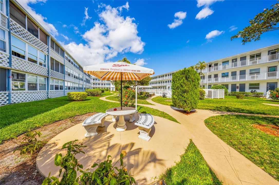 For Sale: $119,000 (2 beds, 1 baths, 870 Square Feet)